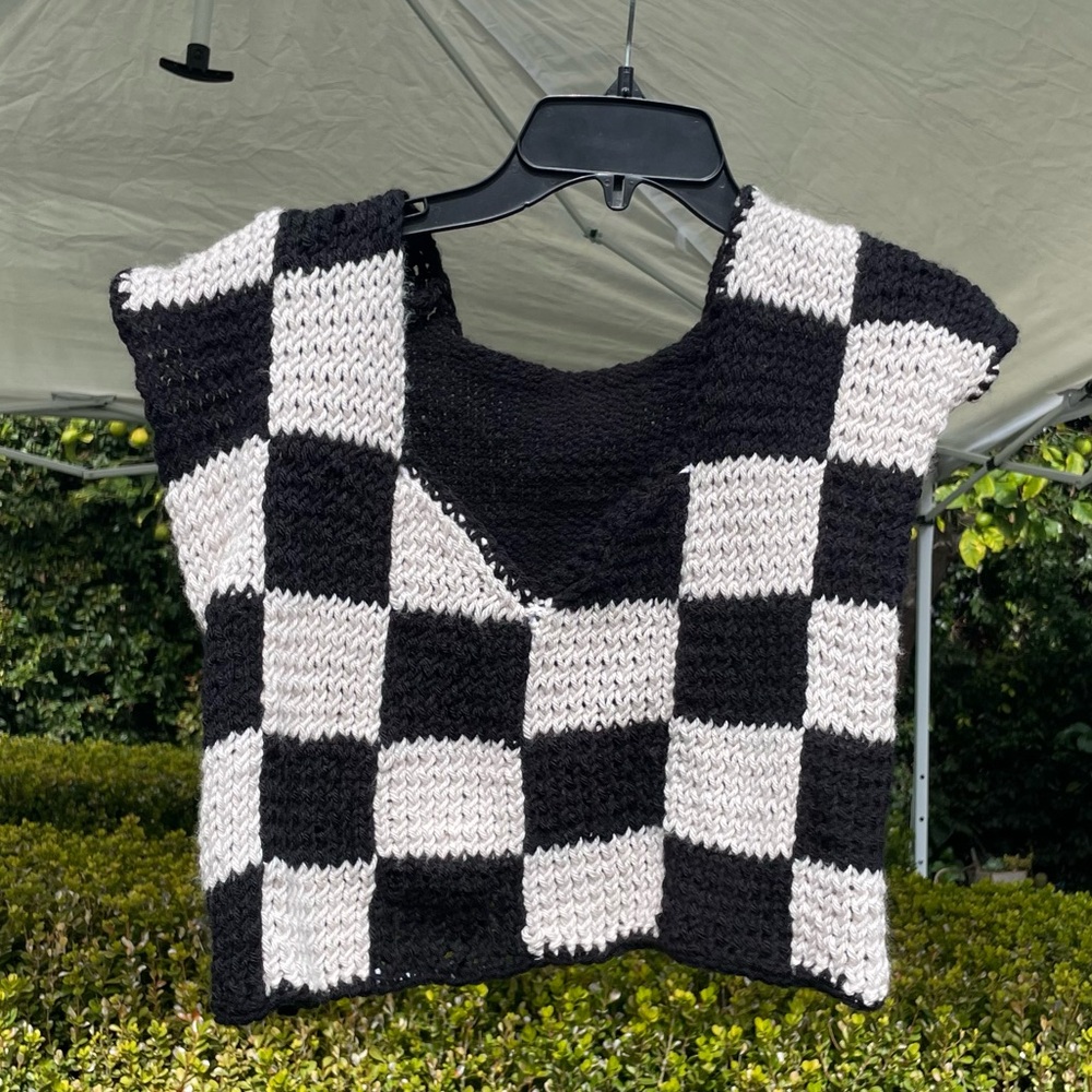 Chic Checkered Knit Vest